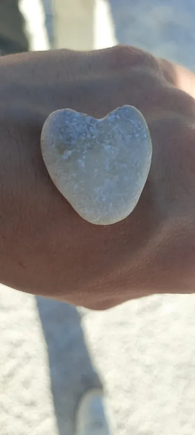 Una pietra a forma di cuore trovata al mare