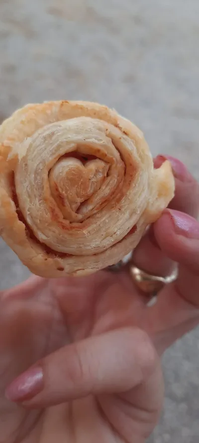 Una rosellina di pasta sfoglia con un cuore al centro